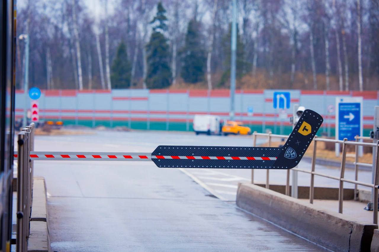 Креатив вокруг нас
Т-Банк в вместе с КХЛ установил в пунктах оплаты трассы М11 Москва —Санкт-Петербург брендированные будки и тематические шлагбаумы в форме хоккейных клюшек с фирменной символикой | Сетка — социальная сеть от hh.ru