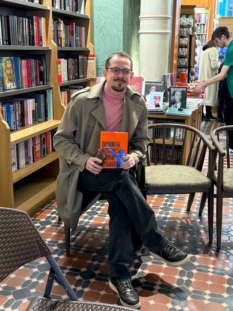 Презентация книги Александра Оганджаняна Дипломаты, Футболисты и Прочие Музыканты в Доме Книги (Дом Зингера) в Санкт-Петербурге состоялась! На третьем фото как раз тот чудесный Антон, с прошлого поста... | Сетка — социальная сеть от hh.ru