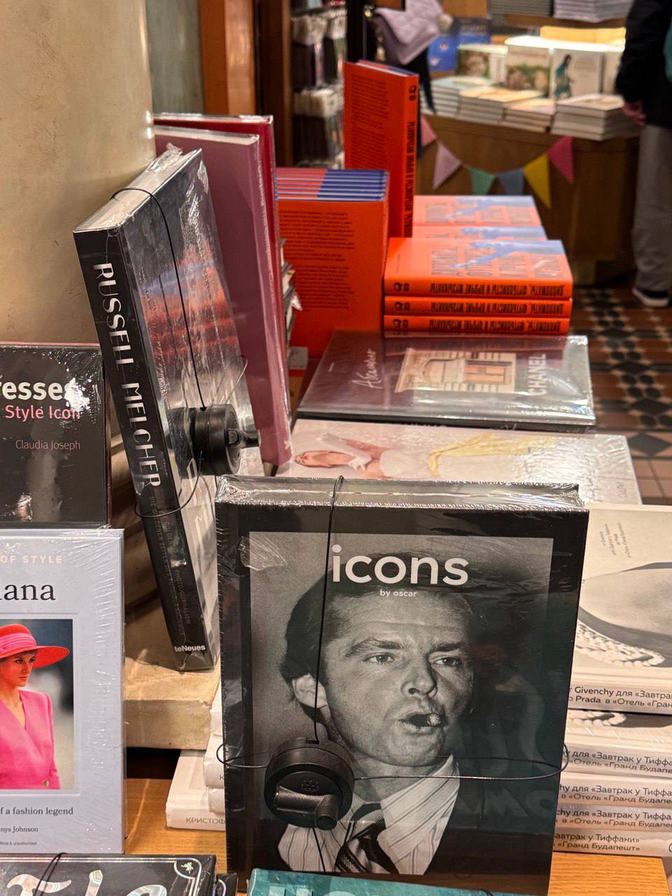 Презентация книги Александра Оганджаняна Дипломаты, Футболисты и Прочие Музыканты в Доме Книги (Дом Зингера) в Санкт-Петербурге состоялась! На третьем фото как раз тот чудесный Антон, с прошлого поста... | Сетка — социальная сеть от hh.ru