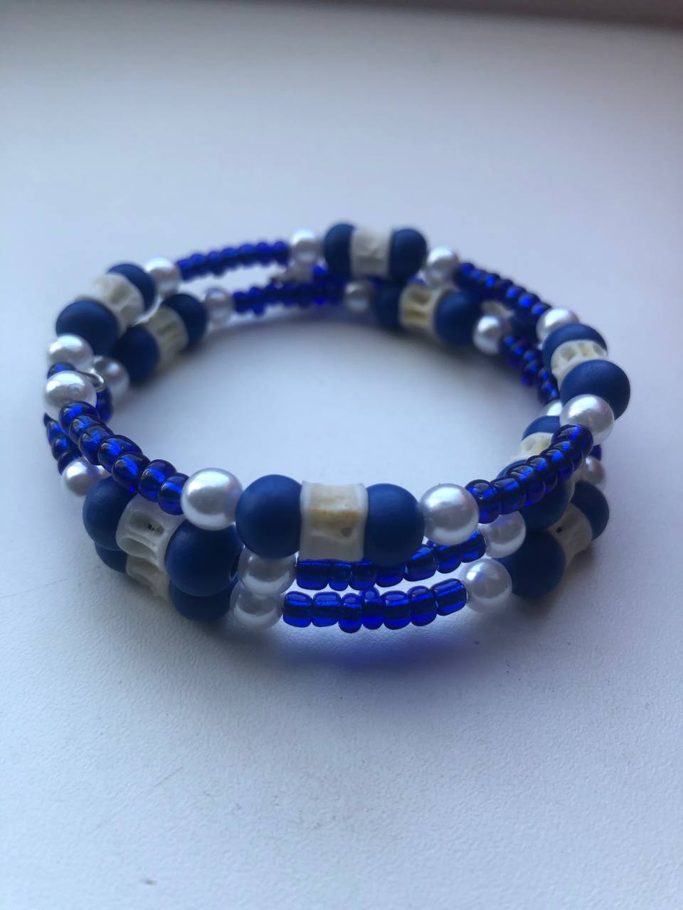 Та-дам! 🥁
🆕Весенняя обновка и радость — браслет с рыбьей косточкой, белыми бусинами и темно-синим бисером.
Давно не создавала браслеты | Сетка — социальная сеть от hh.ru