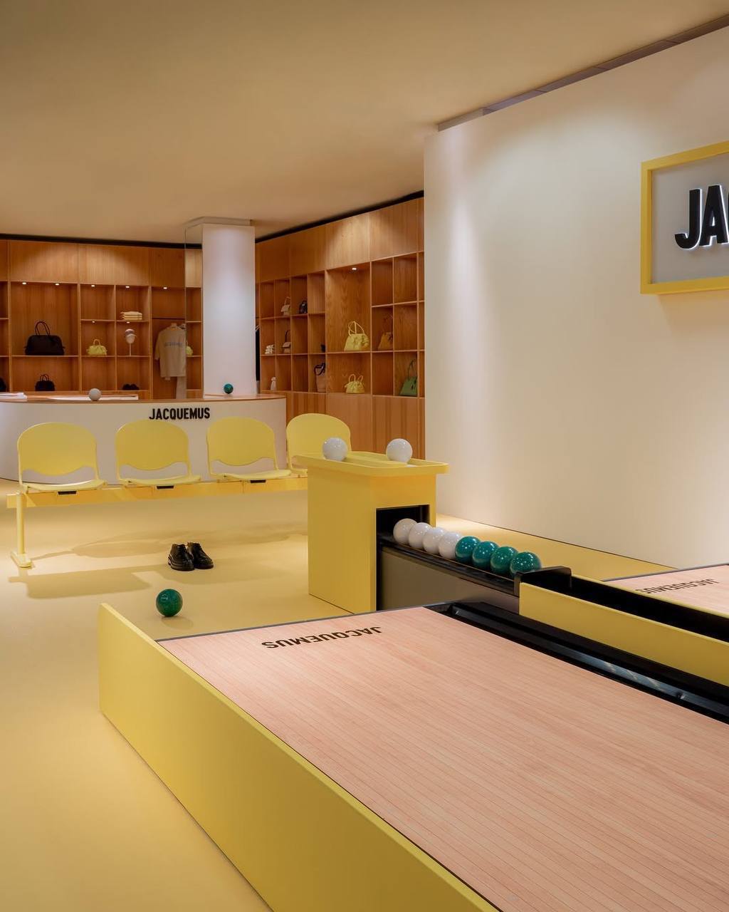 Почему-то новый интерьер магазина Jacquemus меня жестко переносит в финальную сцену фильма «Нефть» | Сетка — социальная сеть от hh.ru