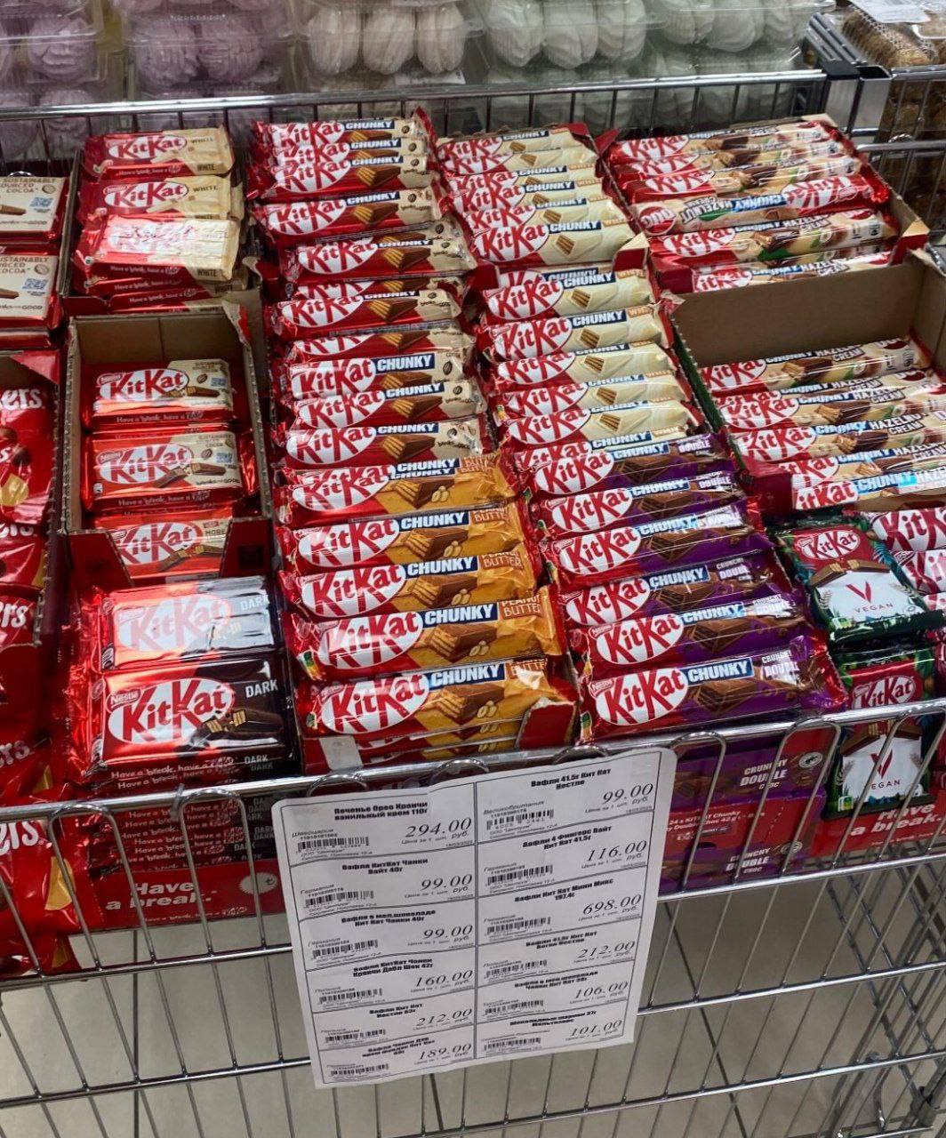 🍫KitKat снова появился в России
В магазинах заметили сразу несколько вариантов: с белым шоколадом, шоколадными вафлями, арахисовой пастой и даже веганский
📲Подпишитесь на Вдвижении | Сетка — социальная сеть от hh.ru