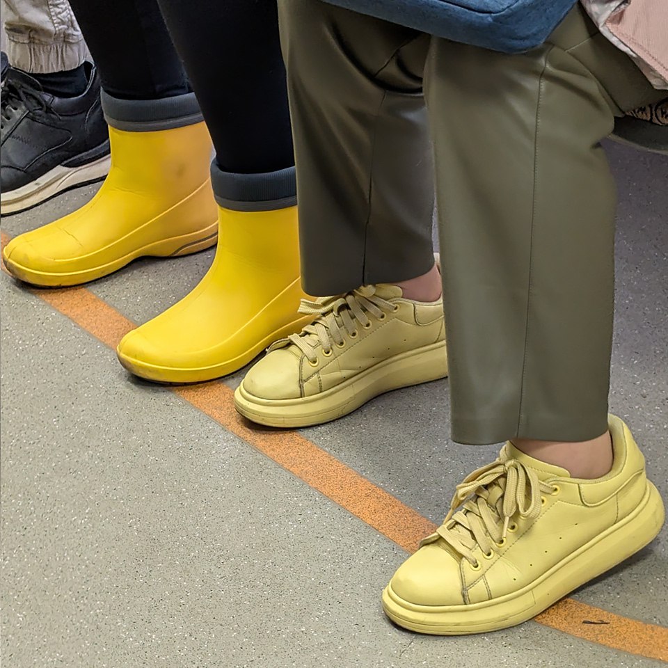 О! А вот попадается очагами весенний авангардизм 😁☀️✨
#обувь #март #2025г #ногимосковскогометро #NMMetro #метро #москва #жёлтый #сапоги #полуботинки | Сетка — социальная сеть от hh.ru