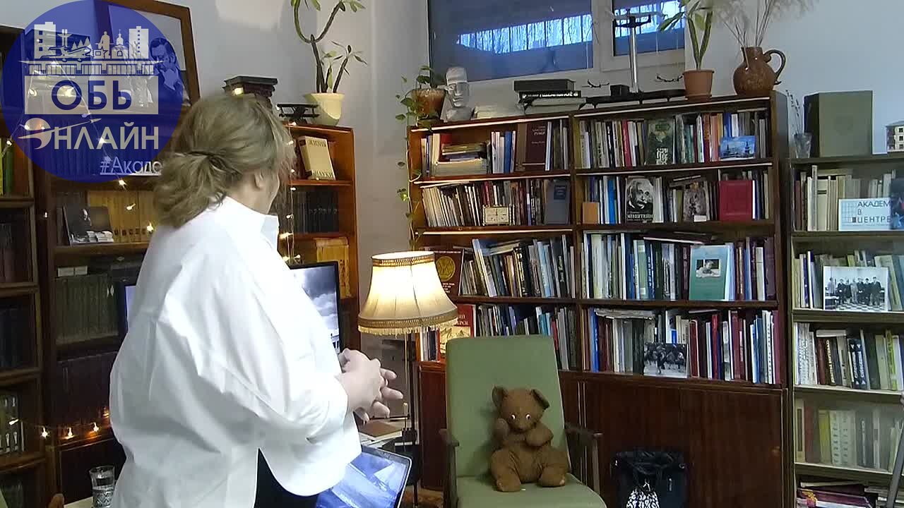 ↗ Архитектор аэропорта Толмачёво Анатолий Афанасьевич Воловик
Не сыскать подходящего слова
Чтоб прославить объект в Толмачёво.
Подлетая к воротам города
Восхищён уже в первый миг | Сетка — социальная сеть от hh.ru