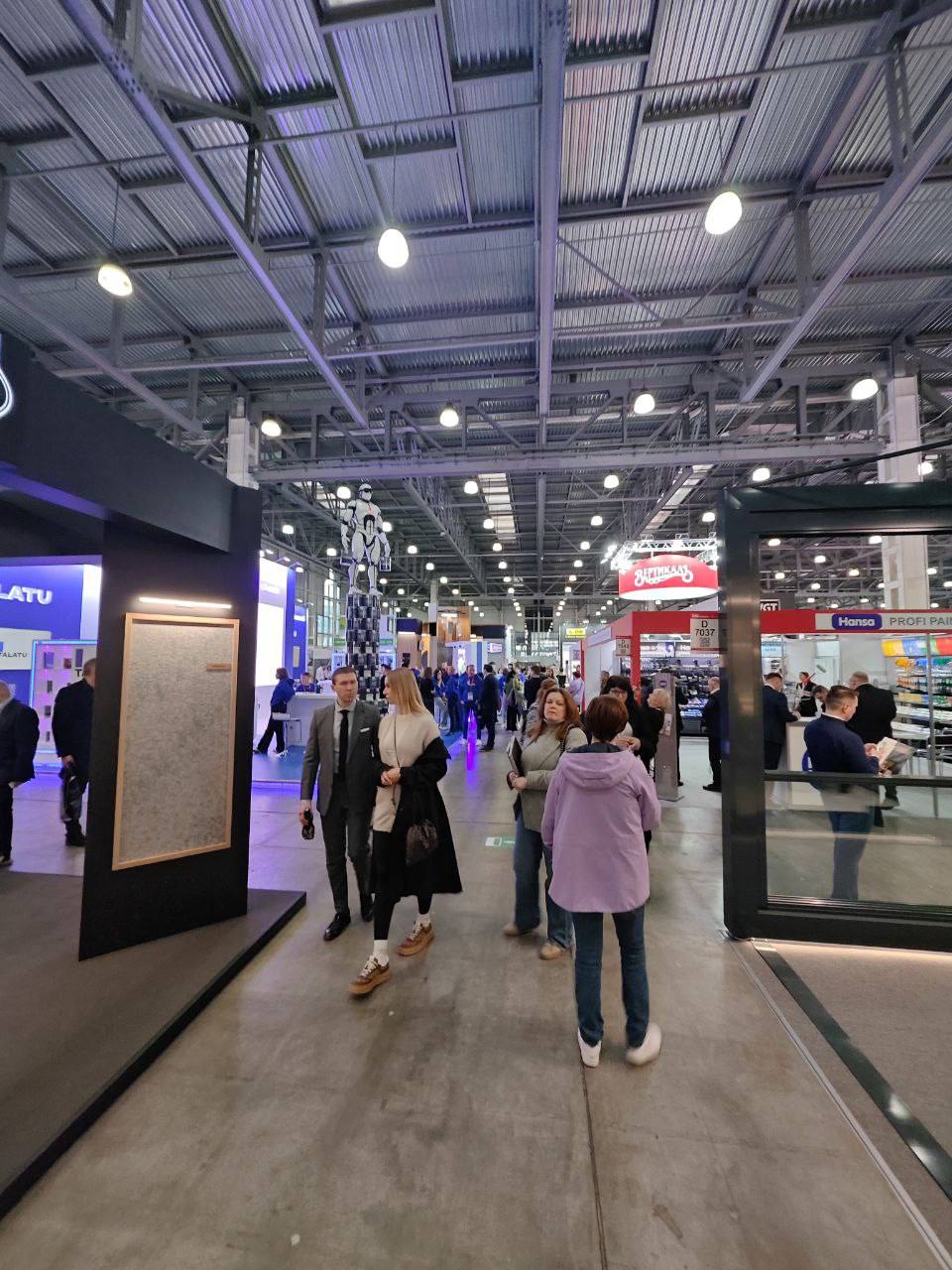 Сегодня в Москве начала работу международная строительно-интерьерная выставка MosBuild, где представлена продукция различных сегментов рынка — от строительных материалов и инструментов до мебели и пре... | Сетка — социальная сеть от hh.ru