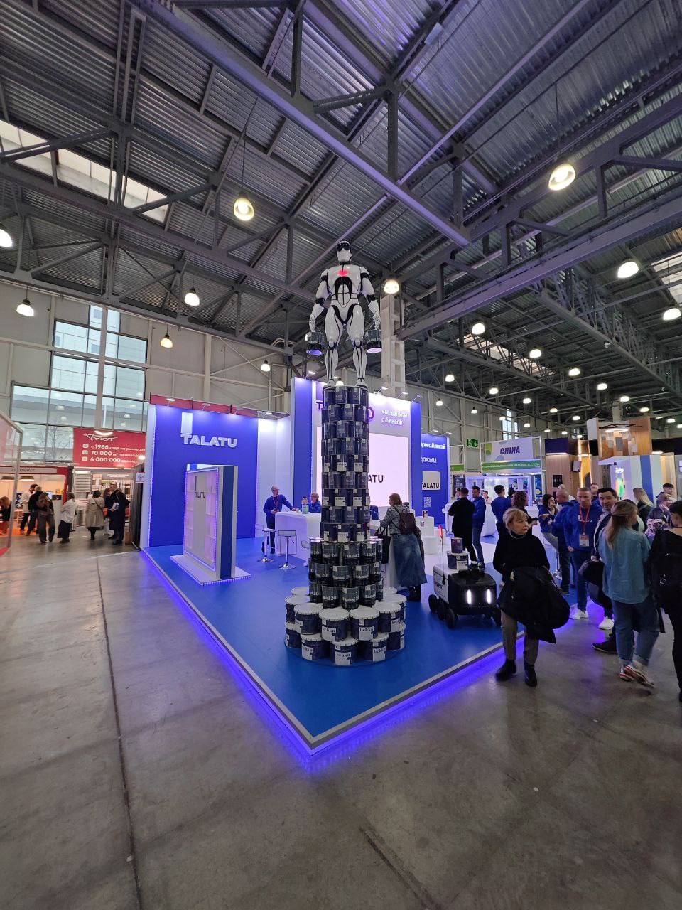 Робот на стенде красок TALATU
#mosbuild2025 | Сетка — социальная сеть от hh.ru