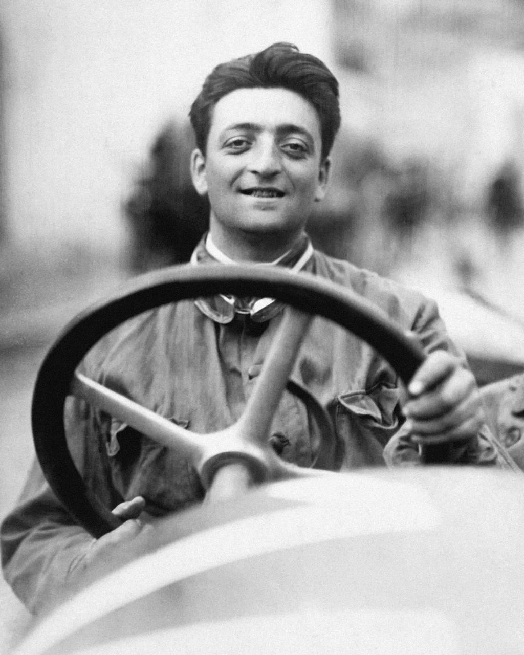 История на выезде
Когда неделя идёт слишком плотно, я иду за вдохновением в прошлое. 
Сегодня — логотип, который ты точно видел хотя бы раз в жизни | Сетка — социальная сеть от hh.ru