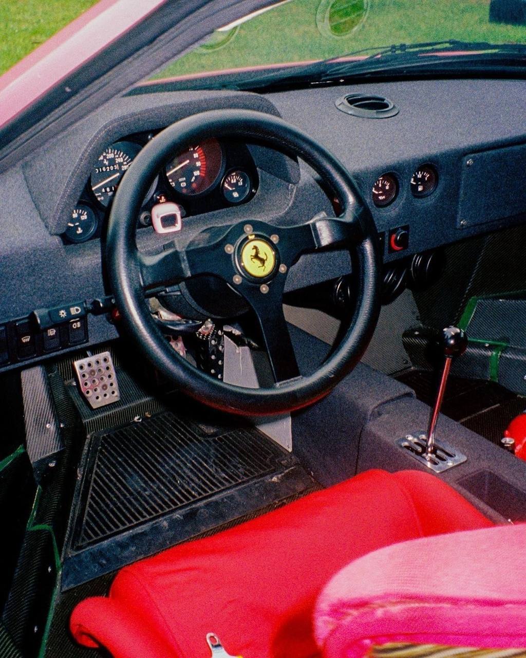 История на выезде
Когда неделя идёт слишком плотно, я иду за вдохновением в прошлое. 
Сегодня — логотип, который ты точно видел хотя бы раз в жизни | Сетка — социальная сеть от hh.ru