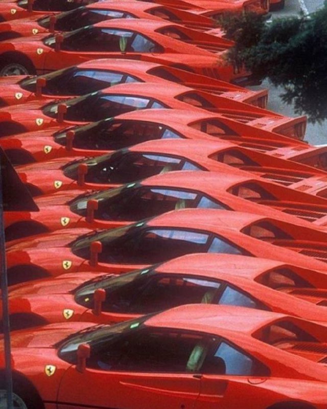 История на выезде
Когда неделя идёт слишком плотно, я иду за вдохновением в прошлое. 
Сегодня — логотип, который ты точно видел хотя бы раз в жизни | Сетка — социальная сеть от hh.ru