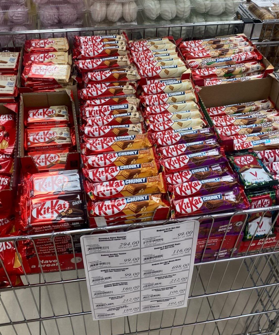 В Россию завезли всевозможный KitKat. В магазинах теперь можно найти редкие западные варианты — с белым шоколадом, шоколадными вафлями, арахисовой пастой и даже веганский без животного молока. | Сетка — социальная сеть от hh.ru