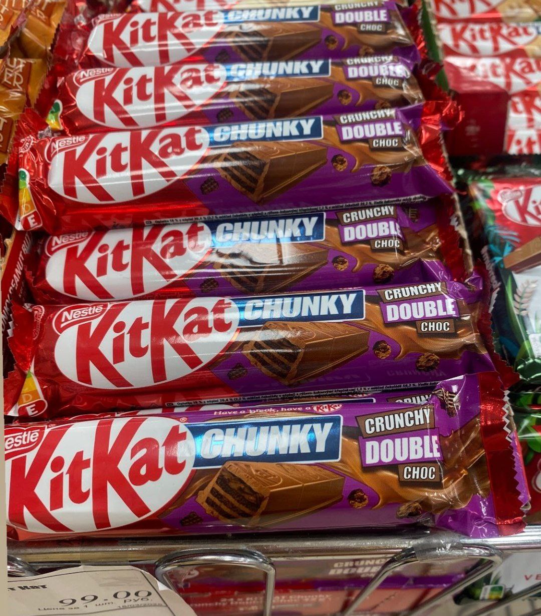 В Россию завезли всевозможный KitKat. В магазинах теперь можно найти редкие западные варианты — с белым шоколадом, шоколадными вафлями, арахисовой пастой и даже веганский без животного молока. | Сетка — социальная сеть от hh.ru