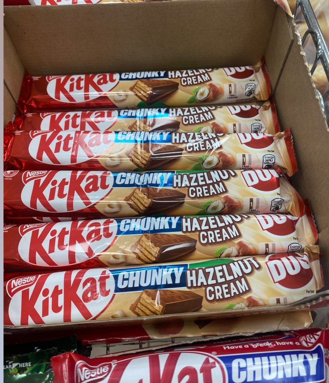 В Россию завезли всевозможный KitKat. В магазинах теперь можно найти редкие западные варианты — с белым шоколадом, шоколадными вафлями, арахисовой пастой и даже веганский без животного молока. | Сетка — социальная сеть от hh.ru