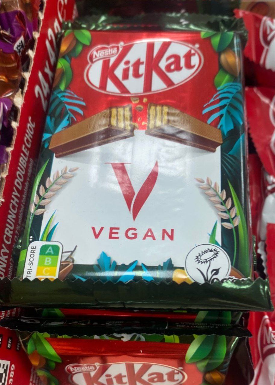 В Россию завезли всевозможный KitKat. В магазинах теперь можно найти редкие западные варианты — с белым шоколадом, шоколадными вафлями, арахисовой пастой и даже веганский без животного молока. | Сетка — социальная сеть от hh.ru