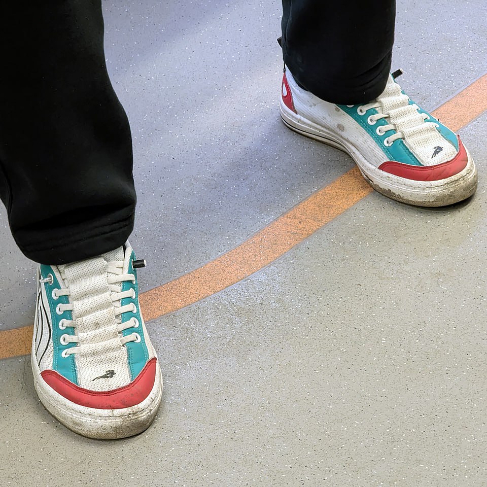 Прикольные, однако решили остаться неизвестными 😎
Вдруг знаете, кто такие — пишите, поделимся со всеми!
#обувь #март #2025г #ногимосковскогометро #NMMetro #метро #москва #разноцветный #кеды | Сетка — социальная сеть от hh.ru