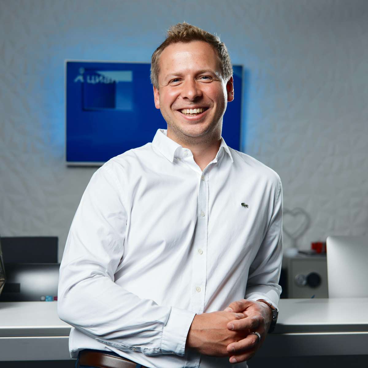 В 2025 году Циан планирует обогнать рынок по темпам роста, а также также рассматривает возможность сделок по слиянию и поглощению, особенно в сфере комплементарных продуктов и технологий, таких как ре... | Сетка — социальная сеть от hh.ru