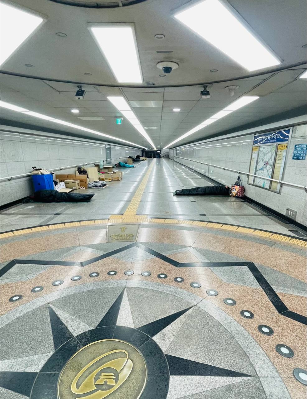 Прилетел в Сеул и испугался.
Мой Турецкий банк заблокировал доступ в приложение ровно перед вылетом из Китая. Налички в карманах 10$. 
Виза где-то работает, а где-то нет. Логика не прослеживается | Сетка — социальная сеть от hh.ru