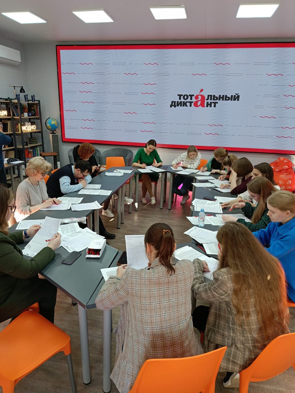 ✍️Тотальный диктант пройдет уже в эти выходные
5 апреля 14:00
Тысячи москвичей ежегодно принимают участие в этом культурном мероприятии | Сетка — социальная сеть от hh.ru