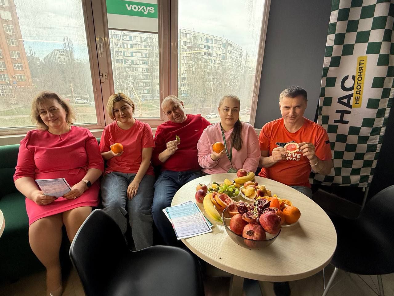 Витаминная пятница в VOXYS 🍊🍏🍋
28 марта наши площадки наполнились яркими красками, и не просто так!
Тематическая пятница была не только полезной, витаминной, фруктовой, но и цветной — в корпоративных ... | Сетка — социальная сеть от hh.ru
