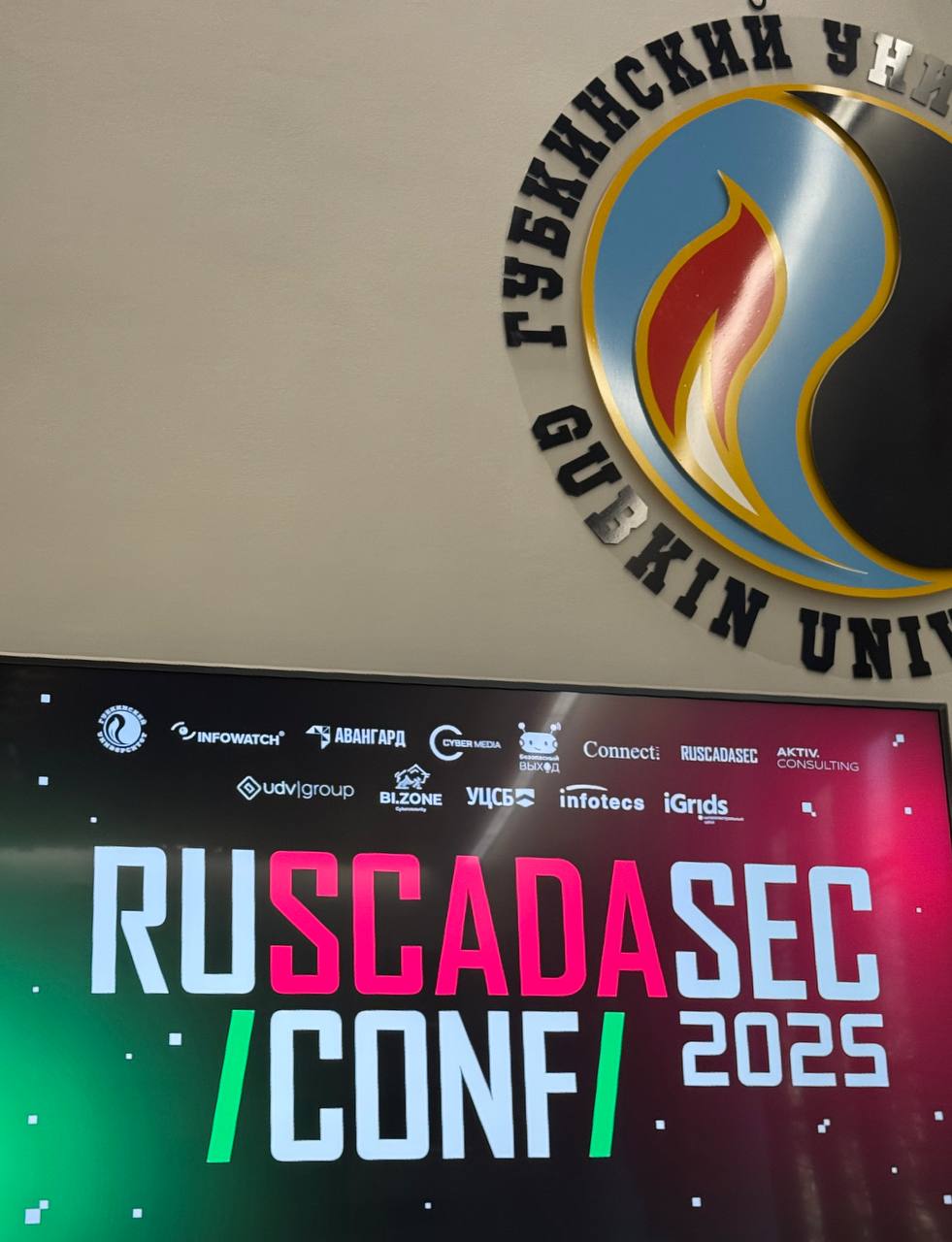 Сегодня модерирую первую секцию докладов на RUSCADASEC CONF 2025🔥
3-я конференция — новые спикеры — новые доклады, никакого маркетинга. В предвкушении😍 | Сетка — социальная сеть от hh.ru