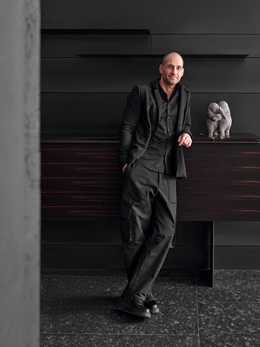 Придя в скульптуру из архитектуры, Пётр Зайцев взял с собой лишь главный строительный материал — бетон, и, как ни удивительно, смог вдохнуть в серую квалифицированную массу эмоции, чувства и смыслы | Сетка — социальная сеть от hh.ru