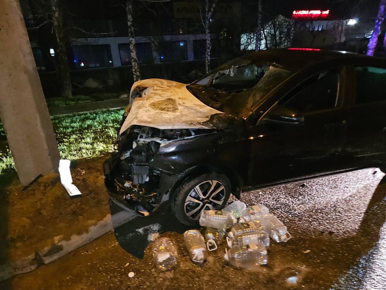 В Ставрополе автомобиль врезался в столб и загорелся
2 апреля около 21:00 на проспекте Кулакова водитель Lada Vesta не справился с управлением, съехал на бордюр и врезался в столб | Сетка — социальная сеть от hh.ru