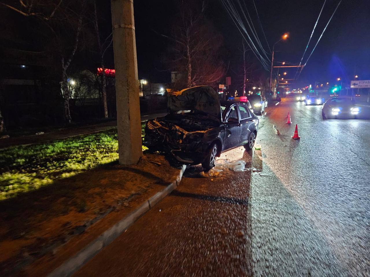 В Ставрополе автомобиль врезался в столб и загорелся
2 апреля около 21:00 на проспекте Кулакова водитель Lada Vesta не справился с управлением, съехал на бордюр и врезался в столб | Сетка — социальная сеть от hh.ru