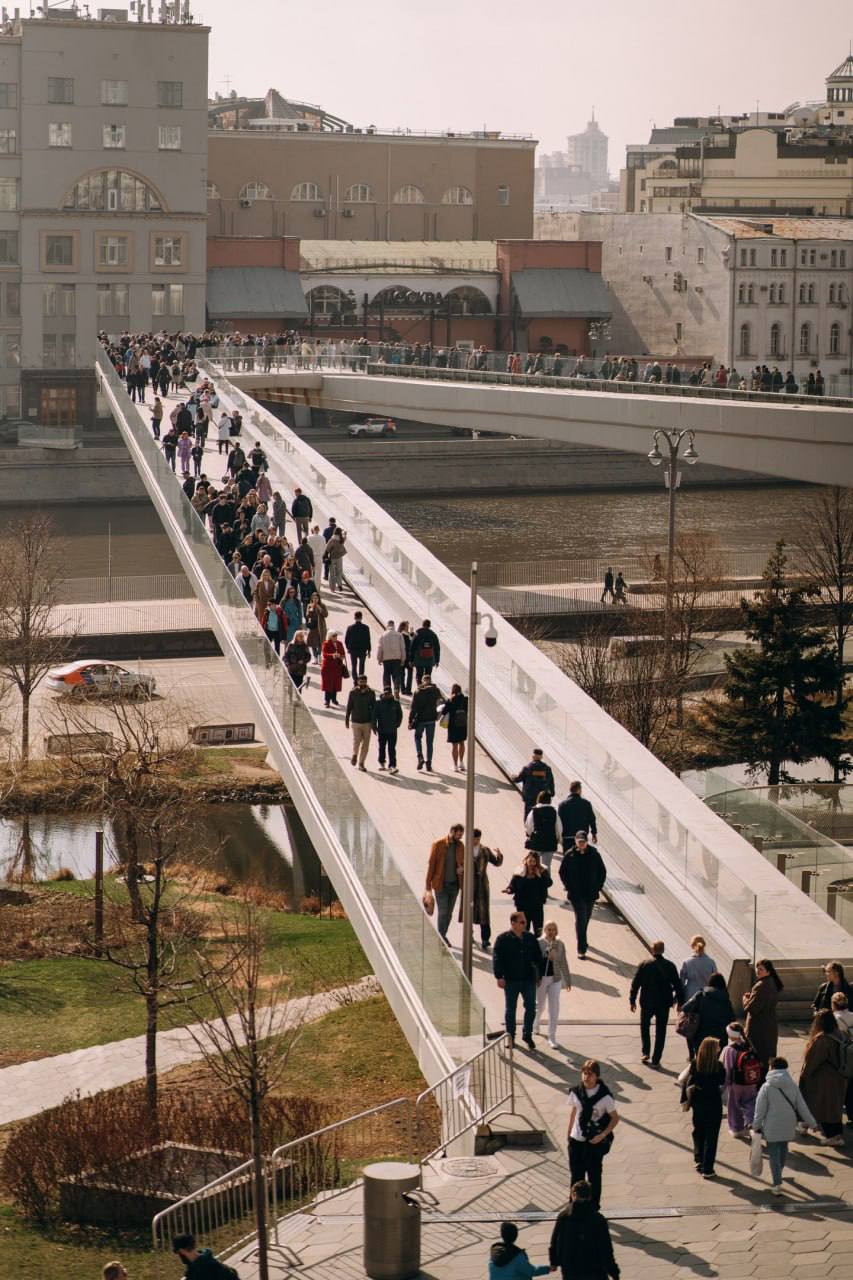 Прекрасная весна в Москве🌷
📍Парк Зарядье
📲Подпишитесь на Вдвижении | Сетка — социальная сеть от hh.ru