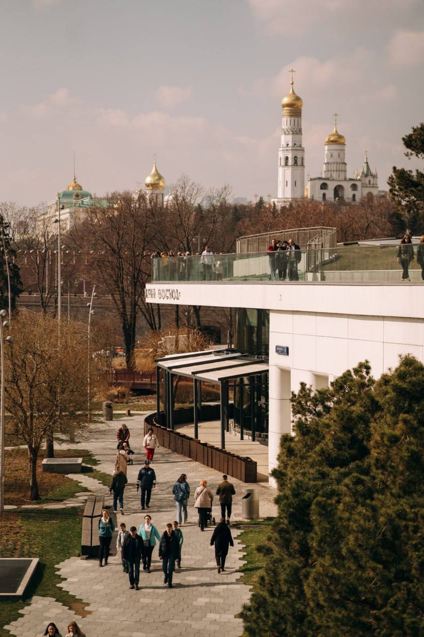 Прекрасная весна в Москве🌷
📍Парк Зарядье
📲Подпишитесь на Вдвижении | Сетка — социальная сеть от hh.ru