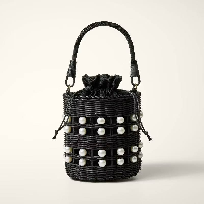 Не припомню таких масштабных коллабов, как у Kate Spade New York с Target – их совместная коллекция, над которой работали два года, насчитывает более 300 наименований | Сетка — социальная сеть от hh.ru