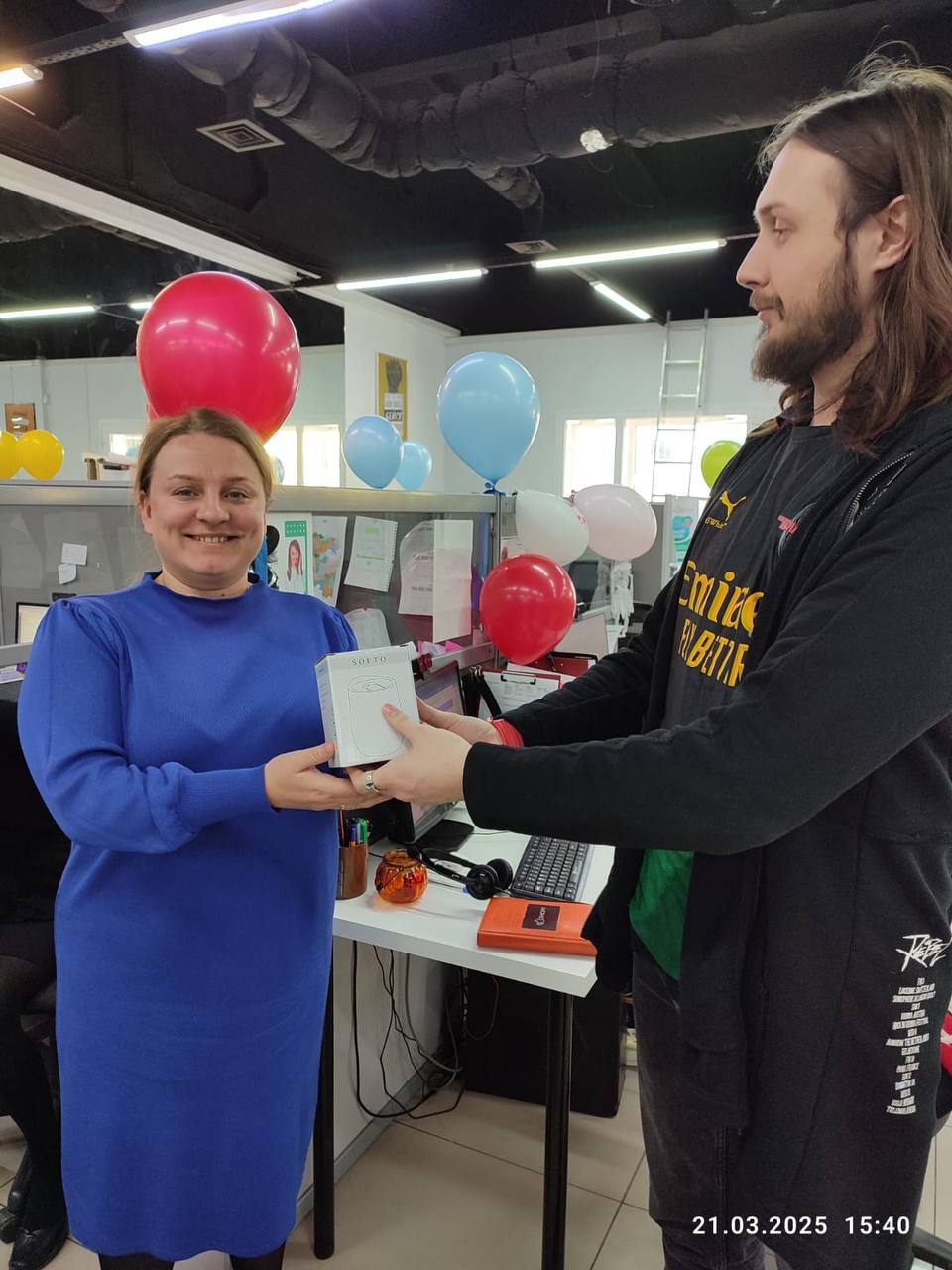 Представляете, у нас в компании вышла первая книжка стихов, написанных нашими талантливыми сотрудниками! 📚✨ 
Это не просто сборник — это настоящая творческая лаборатория, где каждый из ребят смог выра... | Сетка — социальная сеть от hh.ru