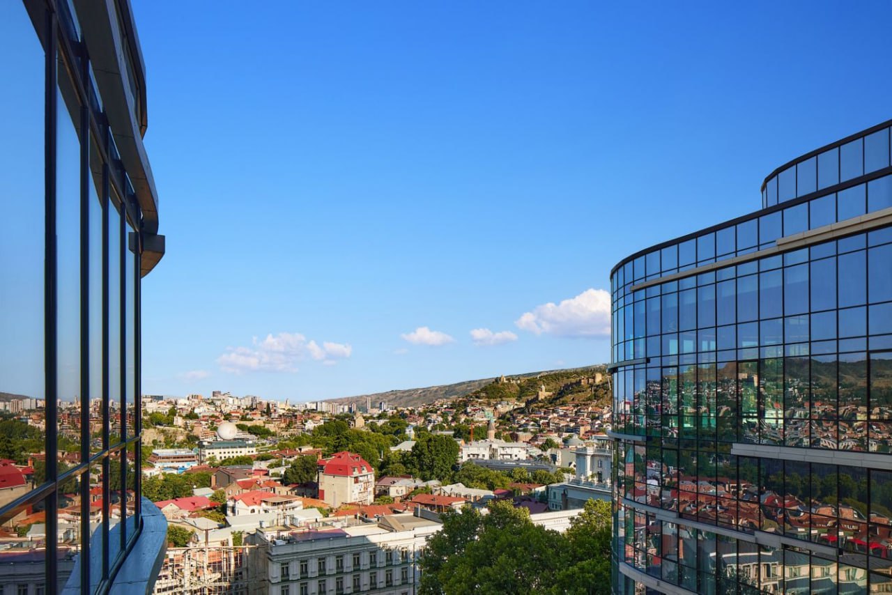 ТОП 3 по отзывам за 7 дней
🏰 Paragraph Freedom Square (Грузия) – винная симфония в сердце Тбилиси
Этот бутик-отель переосмыслил грузинское гостеприимство:
🍷 Винная карта как произведение искусства
• Э... | Сетка — социальная сеть от hh.ru