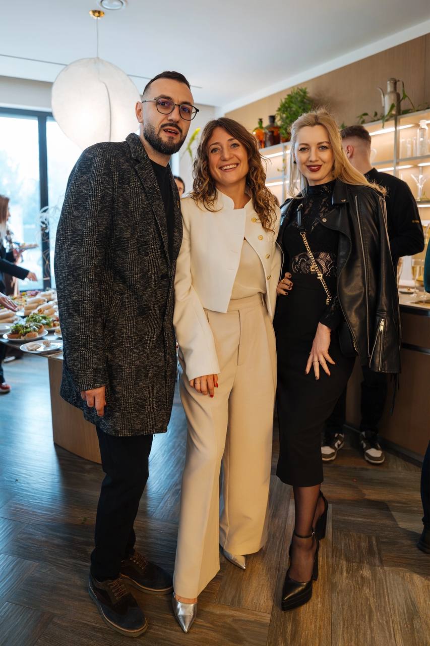 Журнал WA организовал первую персональную выставку Антона Фролова, художника, картина которого украсила обложку нашего весеннего номера | Сетка — социальная сеть от hh.ru