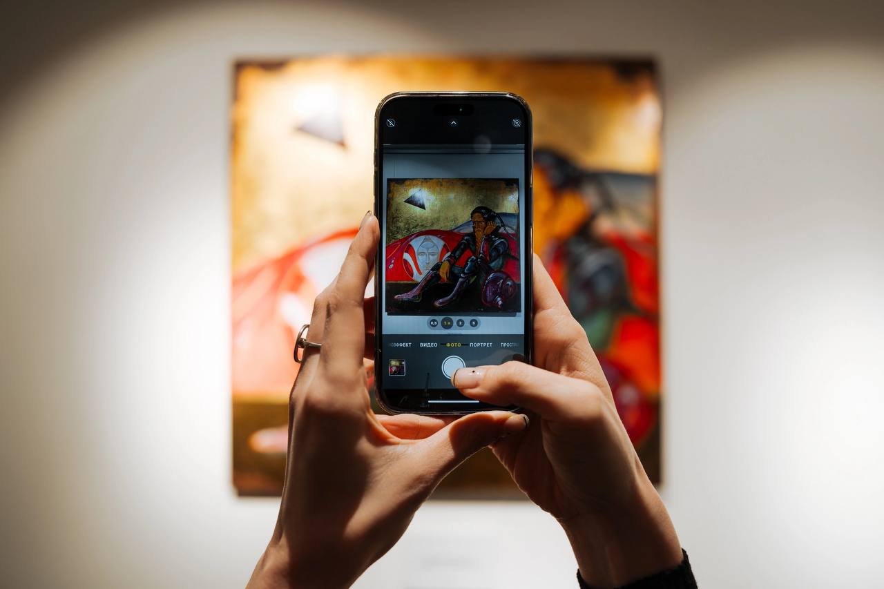 Журнал WA организовал первую персональную выставку Антона Фролова, художника, картина которого украсила обложку нашего весеннего номера | Сетка — социальная сеть от hh.ru