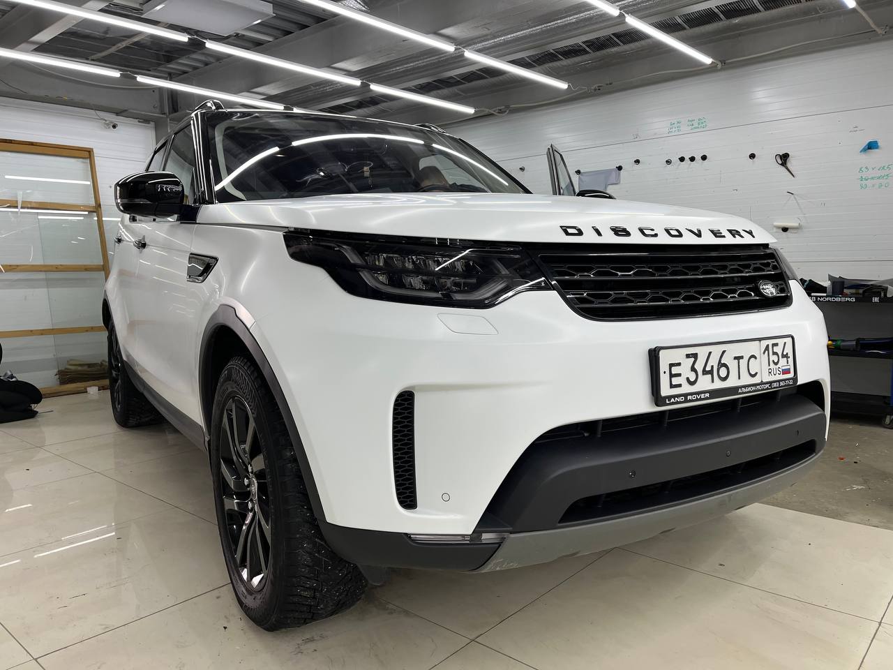 Land Rover Discovery: защита с выгодой!  
По данному автомобилю был сделан огромный комплекс.
1) Оклеили весь кузов матовой полиуретановой пленкой.
2) Чёрная крыша, стойки, ручки | Сетка — социальная сеть от hh.ru