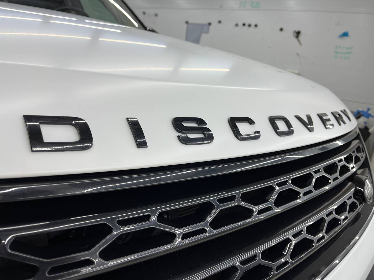 Land Rover Discovery: защита с выгодой!  
По данному автомобилю был сделан огромный комплекс.
1) Оклеили весь кузов матовой полиуретановой пленкой.
2) Чёрная крыша, стойки, ручки | Сетка — социальная сеть от hh.ru