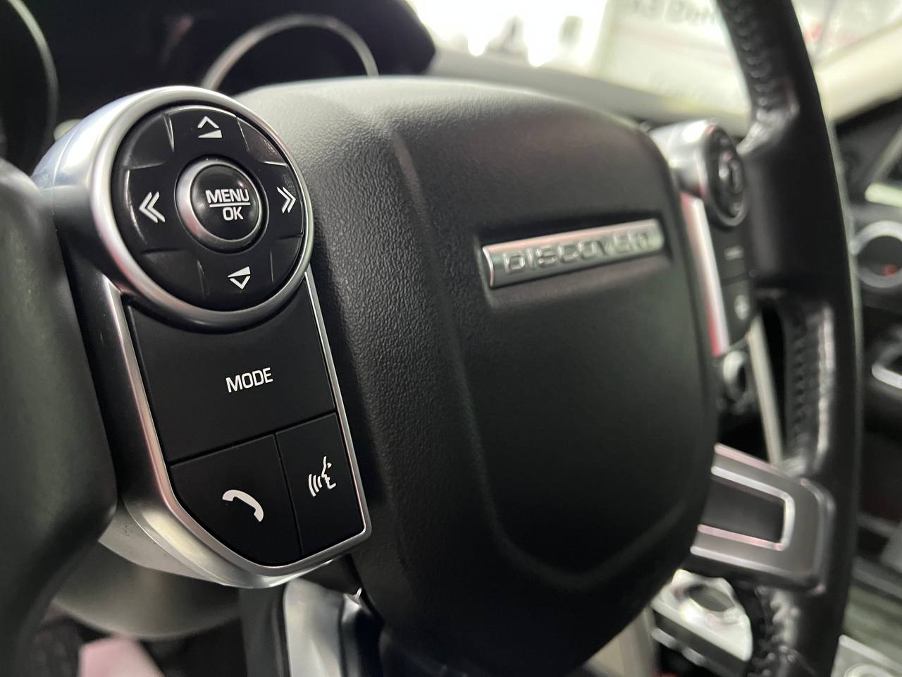 Land Rover Discovery: защита с выгодой!  
По данному автомобилю был сделан огромный комплекс.
1) Оклеили весь кузов матовой полиуретановой пленкой.
2) Чёрная крыша, стойки, ручки | Сетка — социальная сеть от hh.ru