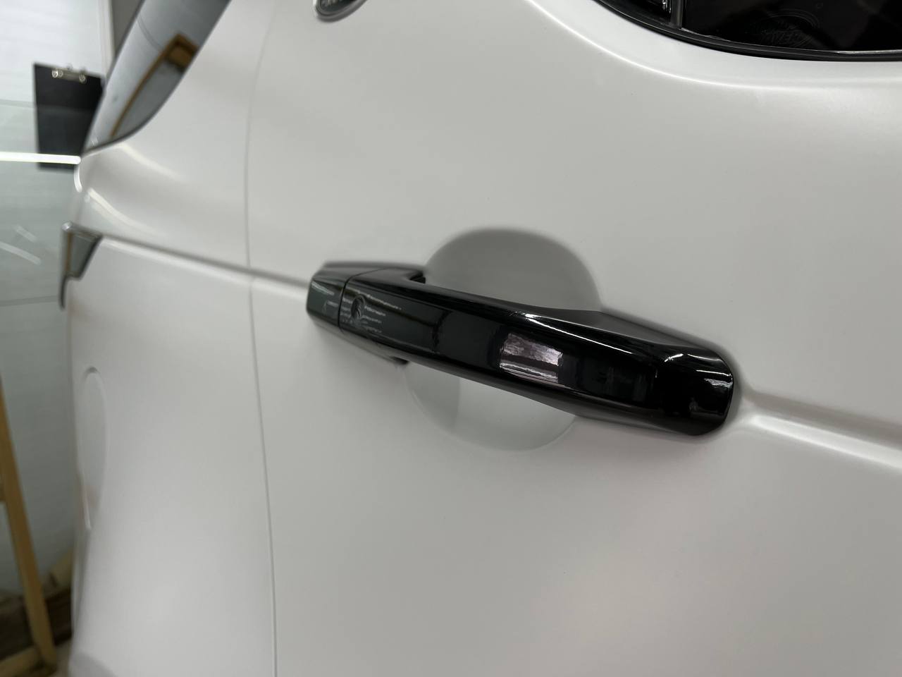 Land Rover Discovery: защита с выгодой!  
По данному автомобилю был сделан огромный комплекс.
1) Оклеили весь кузов матовой полиуретановой пленкой.
2) Чёрная крыша, стойки, ручки | Сетка — социальная сеть от hh.ru