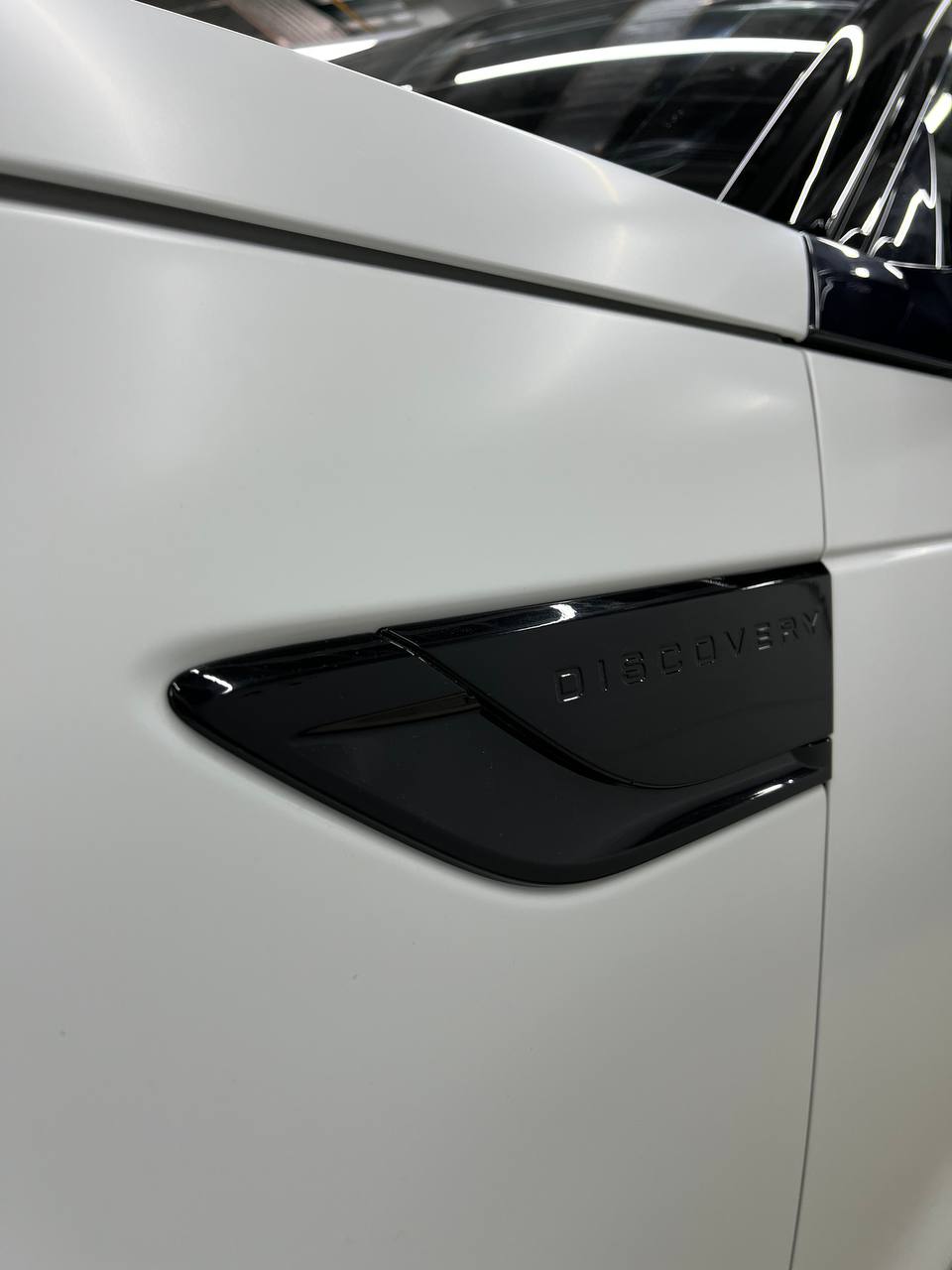 Land Rover Discovery: защита с выгодой!  
По данному автомобилю был сделан огромный комплекс.
1) Оклеили весь кузов матовой полиуретановой пленкой.
2) Чёрная крыша, стойки, ручки | Сетка — социальная сеть от hh.ru