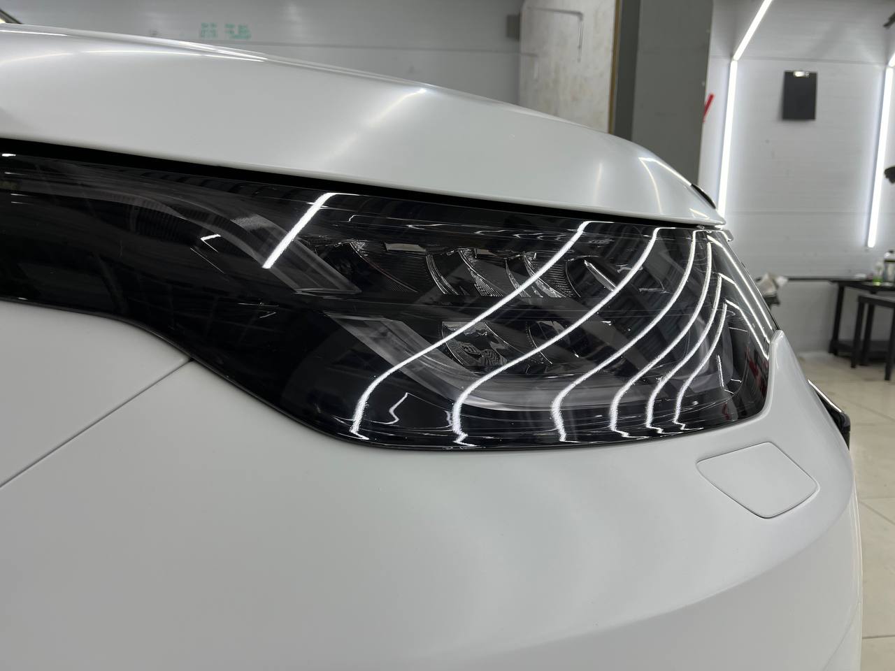 Land Rover Discovery: защита с выгодой!  
По данному автомобилю был сделан огромный комплекс.
1) Оклеили весь кузов матовой полиуретановой пленкой.
2) Чёрная крыша, стойки, ручки | Сетка — социальная сеть от hh.ru