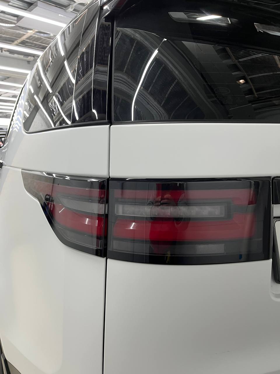 Land Rover Discovery: защита с выгодой!  
По данному автомобилю был сделан огромный комплекс.
1) Оклеили весь кузов матовой полиуретановой пленкой.
2) Чёрная крыша, стойки, ручки | Сетка — социальная сеть от hh.ru