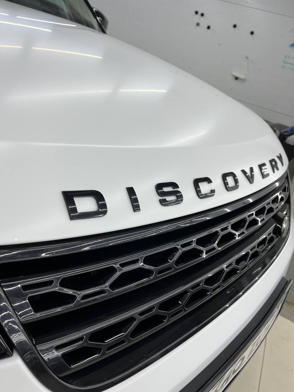 Land Rover Discovery: защита с выгодой!  
По данному автомобилю был сделан огромный комплекс.
1) Оклеили весь кузов матовой полиуретановой пленкой.
2) Чёрная крыша, стойки, ручки | Сетка — социальная сеть от hh.ru
