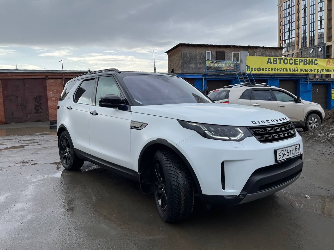 Land Rover Discovery: защита с выгодой!  
По данному автомобилю был сделан огромный комплекс.
1) Оклеили весь кузов матовой полиуретановой пленкой.
2) Чёрная крыша, стойки, ручки | Сетка — социальная сеть от hh.ru