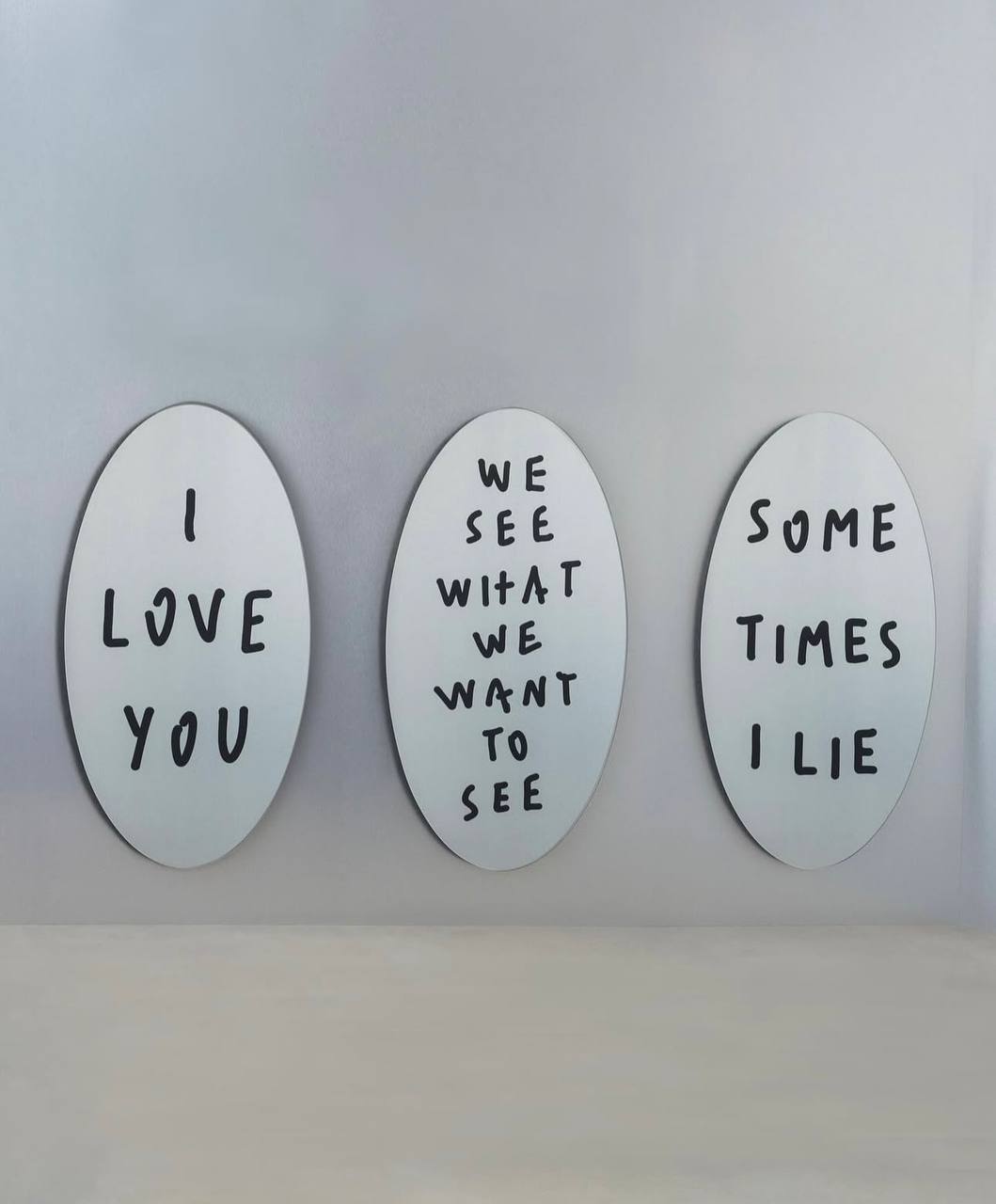 Искусство в отражении
Утро точно будет добрым, если первое, что ты видишь, — не шквал сообщений от команды и клиента и не новости о плохой погоде, а надпись на зеркале: “Я люблю тебя”, ну или что-то б... | Сетка — социальная сеть от hh.ru