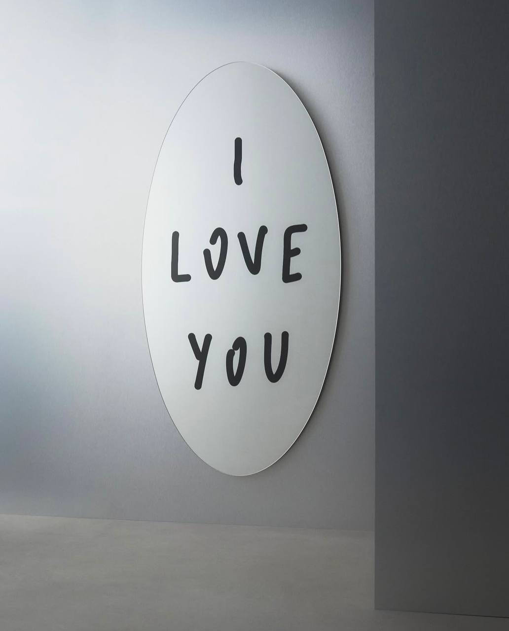 Искусство в отражении
Утро точно будет добрым, если первое, что ты видишь, — не шквал сообщений от команды и клиента и не новости о плохой погоде, а надпись на зеркале: “Я люблю тебя”, ну или что-то б... | Сетка — социальная сеть от hh.ru