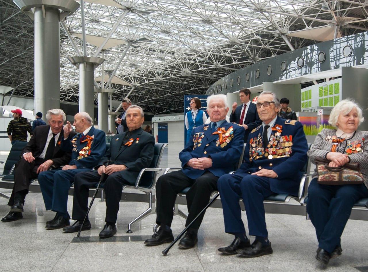 ✈️ Ветераны смогут бесплатно пользоваться бизнес- и VIP-залами в аэропортах Ставрополья
С 2025 года в аэропортах Ставрополя и Минвод ввели бесплатное обслуживание для ветеранов ВОВ и приравненных к ни... | Сетка — социальная сеть от hh.ru