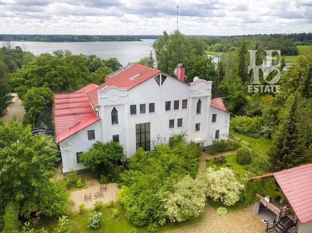 Дача Аллы Пугачевой никому не нужна🤷‍♀️
И продать пытались, и сдавать за 2 млн в месяц — тщетно. Пустует с начала 2022-го | Сетка — социальная сеть от hh.ru