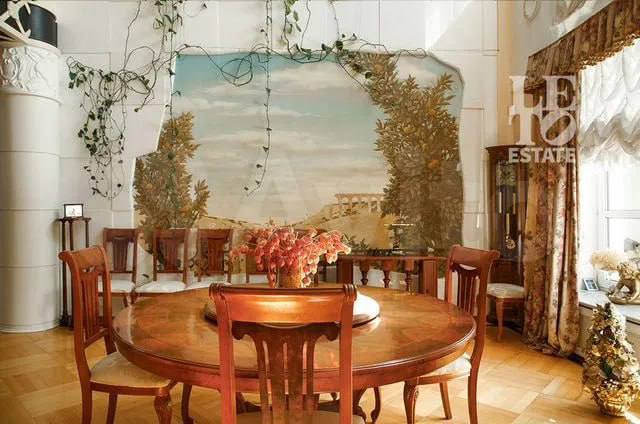 Дача Аллы Пугачевой никому не нужна🤷‍♀️
И продать пытались, и сдавать за 2 млн в месяц — тщетно. Пустует с начала 2022-го | Сетка — социальная сеть от hh.ru