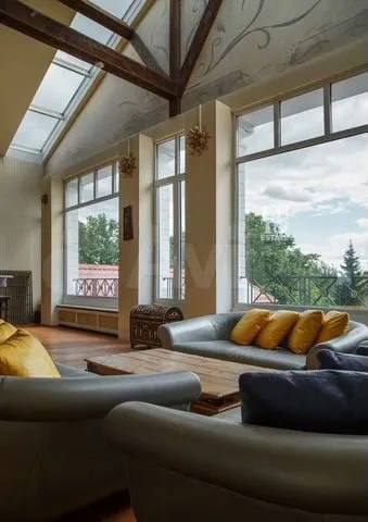 Дача Аллы Пугачевой никому не нужна🤷‍♀️
И продать пытались, и сдавать за 2 млн в месяц — тщетно. Пустует с начала 2022-го | Сетка — социальная сеть от hh.ru