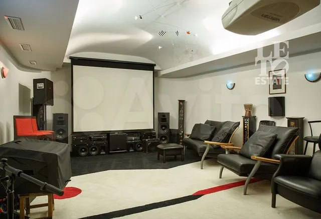 Дача Аллы Пугачевой никому не нужна🤷‍♀️
И продать пытались, и сдавать за 2 млн в месяц — тщетно. Пустует с начала 2022-го | Сетка — социальная сеть от hh.ru