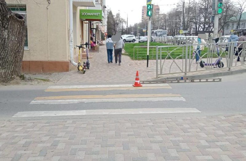 В Ставрополе подростка на самокате сбили на пешеходном переходе
Вчера вечером на улице Социалистической автомобиль сбил 17-летнего самокатчика, пересекавшего дорогу на красный сигнал светофора | Сетка — социальная сеть от hh.ru